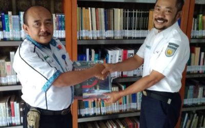 KAB Serahkan Buku untuk Koleksi Perpustakaan KAI